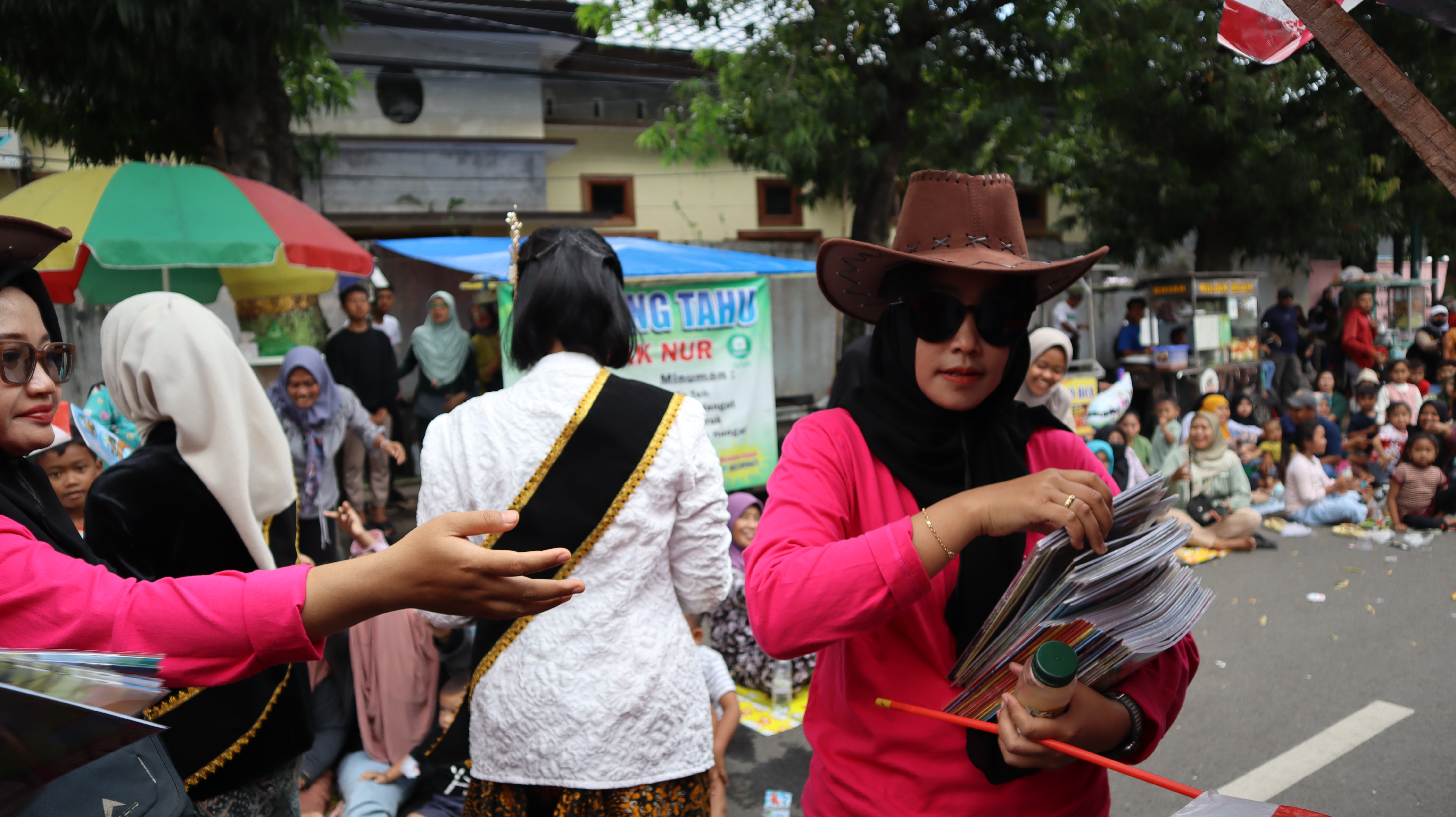 Dorong Literasi, DINARPUS Bagikan Buku Gratis Pada Karnaval Rembang.