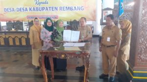 Penyerahan Buku Bacaan dari Bunda Literasi Kabupaten Rembang Kepada Desa-desa Kabupaten Rembang