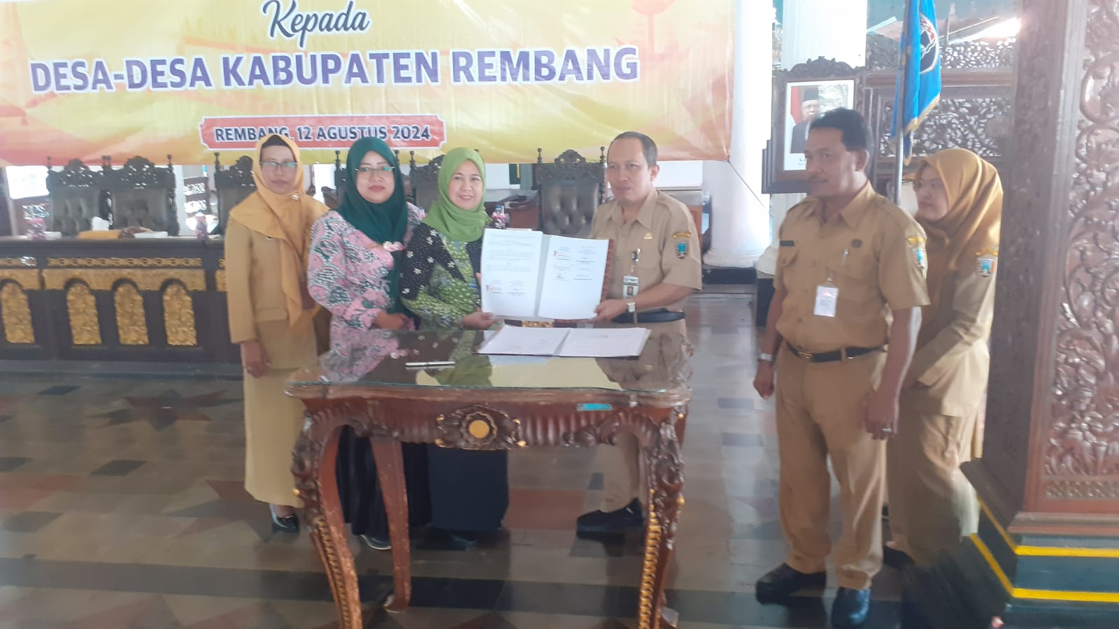 Penyerahan Buku Bacaan dari Bunda Literasi Kabupaten Rembang Kepada Desa-desa Kabupaten Rembang